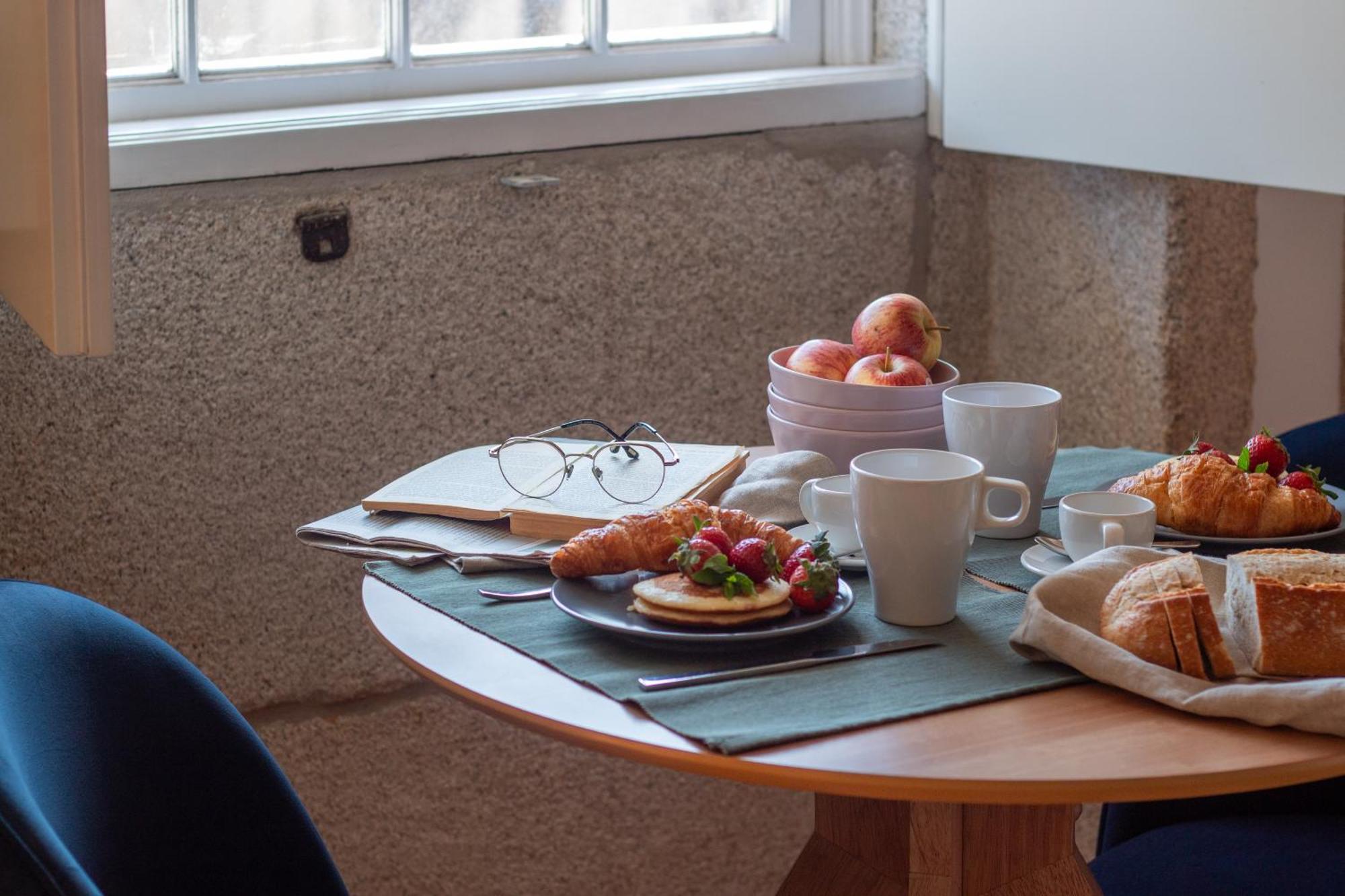 Lovelystay - Dirk Apartment - Almada 4º F ポルト エクステリア 写真