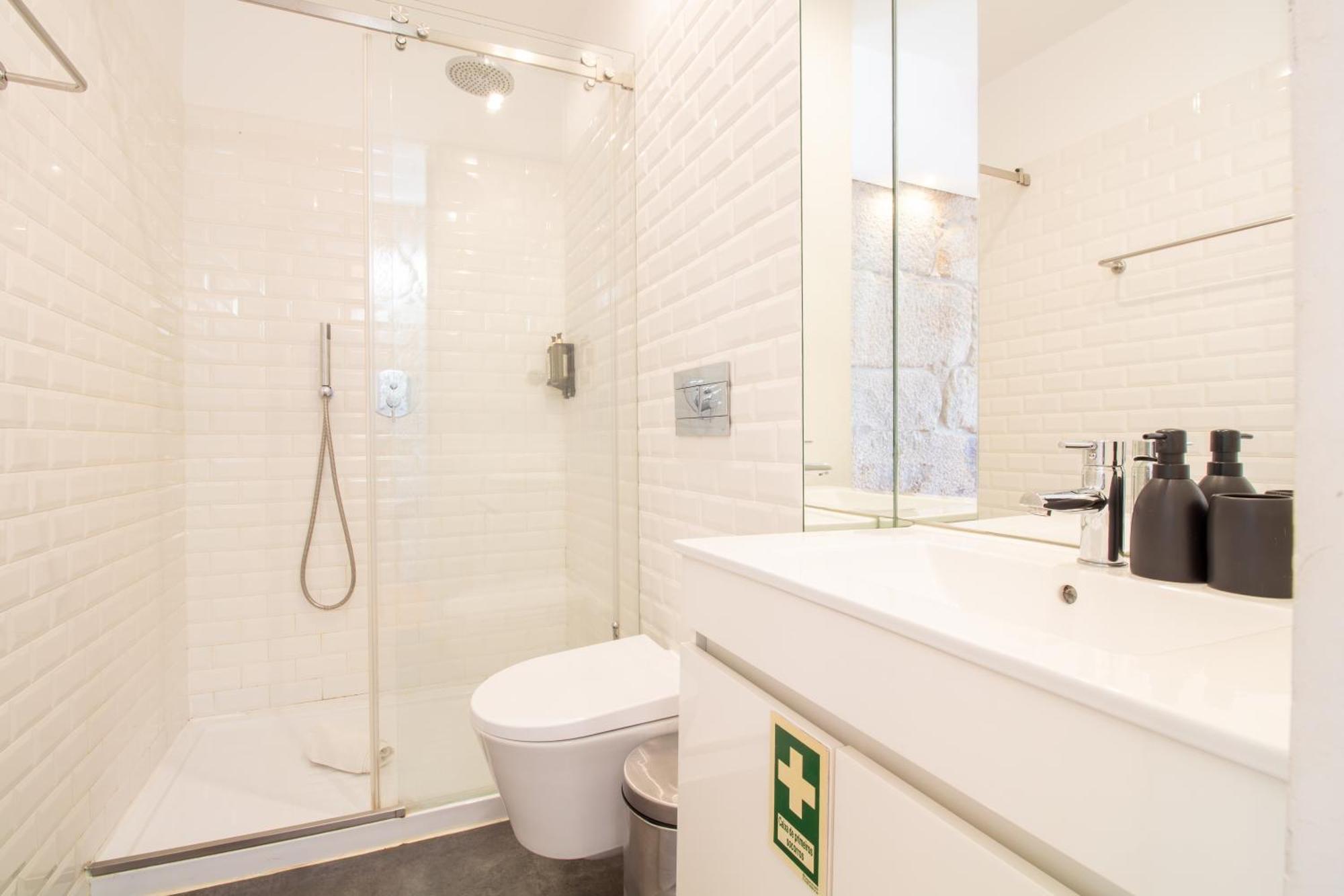 Lovelystay - Dirk Apartment - Almada 4º F ポルト エクステリア 写真